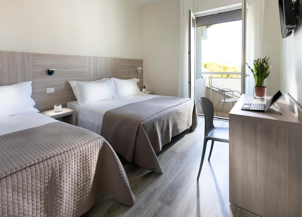 Hotel Zanarini In Centro A Riccione Exterior photo