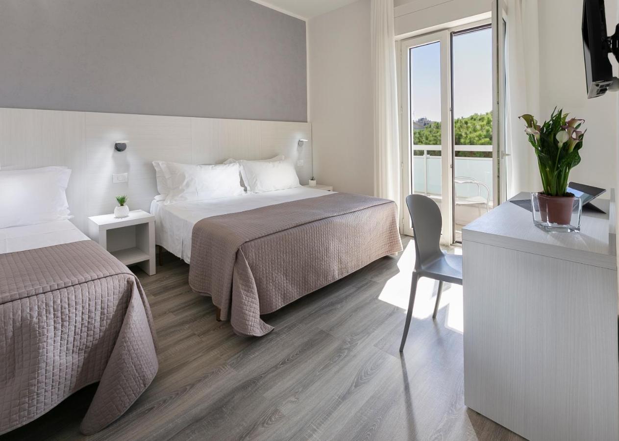 Hotel Zanarini In Centro A Riccione Exterior photo
