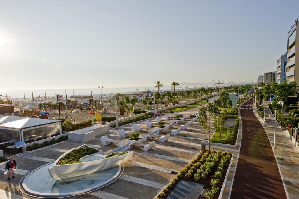 Hotel Zanarini In Centro A Riccione Exterior photo