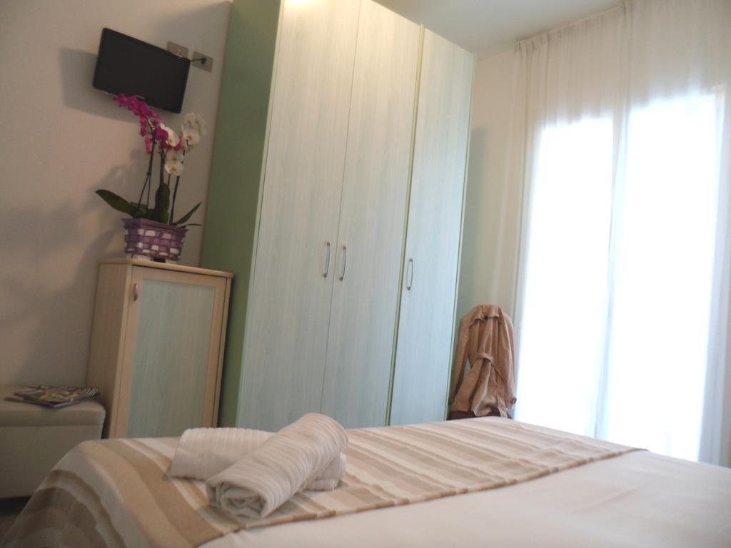 Hotel Zanarini In Centro A Riccione Exterior photo
