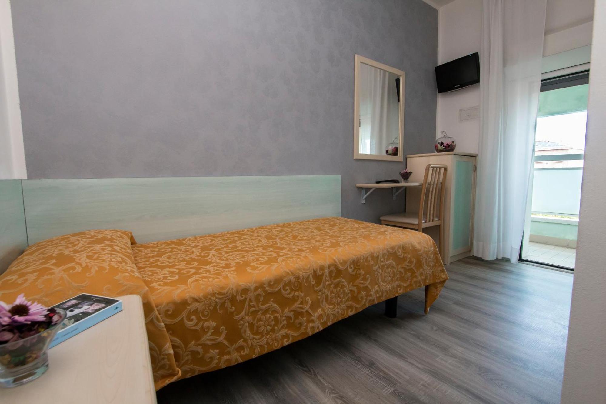 Hotel Zanarini In Centro A Riccione Exterior photo
