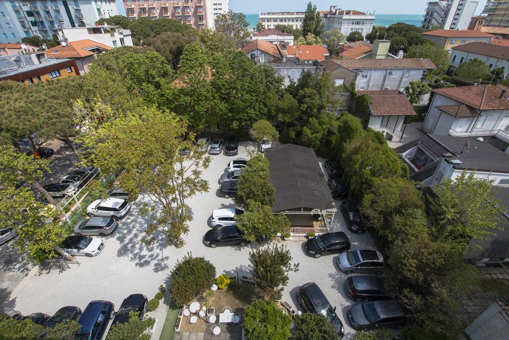 Hotel Zanarini In Centro A Riccione Exterior photo