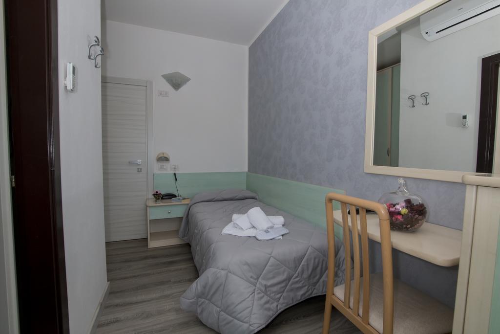 Hotel Zanarini In Centro A Riccione Room photo
