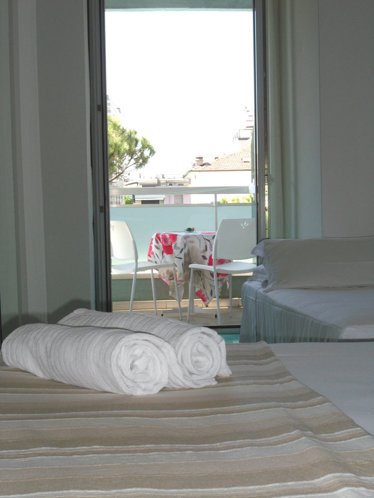 Hotel Zanarini In Centro A Riccione Exterior photo