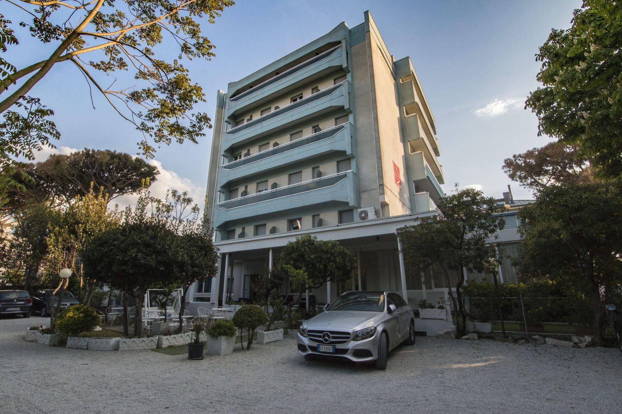 Hotel Zanarini In Centro A Riccione Exterior photo