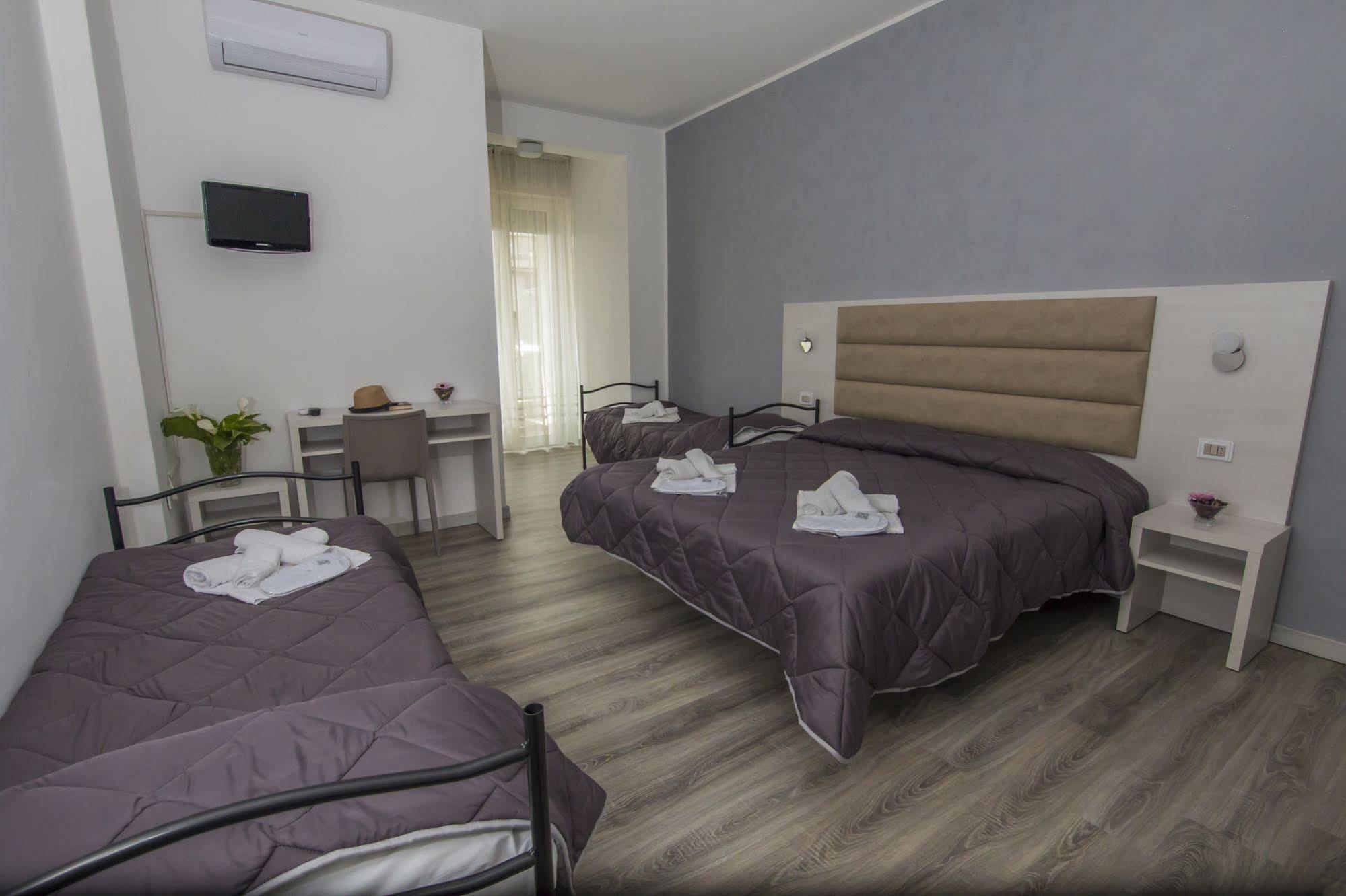 Hotel Zanarini In Centro A Riccione Exterior photo