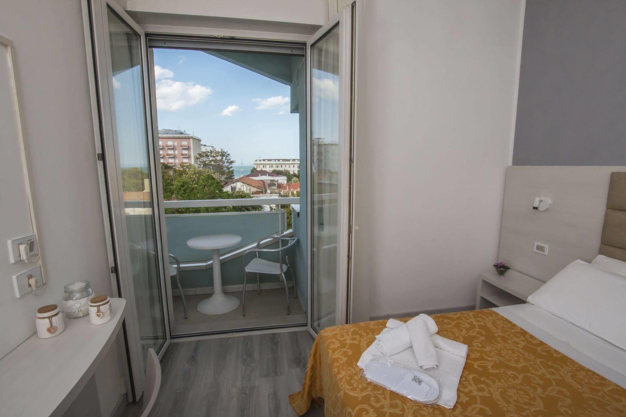 Hotel Zanarini In Centro A Riccione Exterior photo
