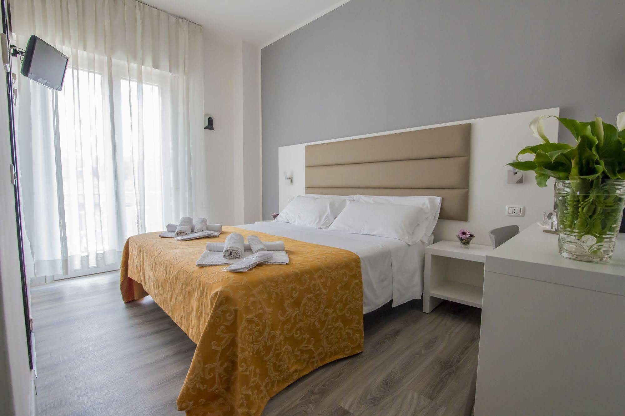 Hotel Zanarini In Centro A Riccione Exterior photo