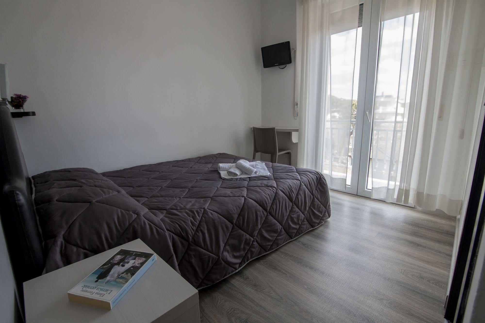 Hotel Zanarini In Centro A Riccione Exterior photo