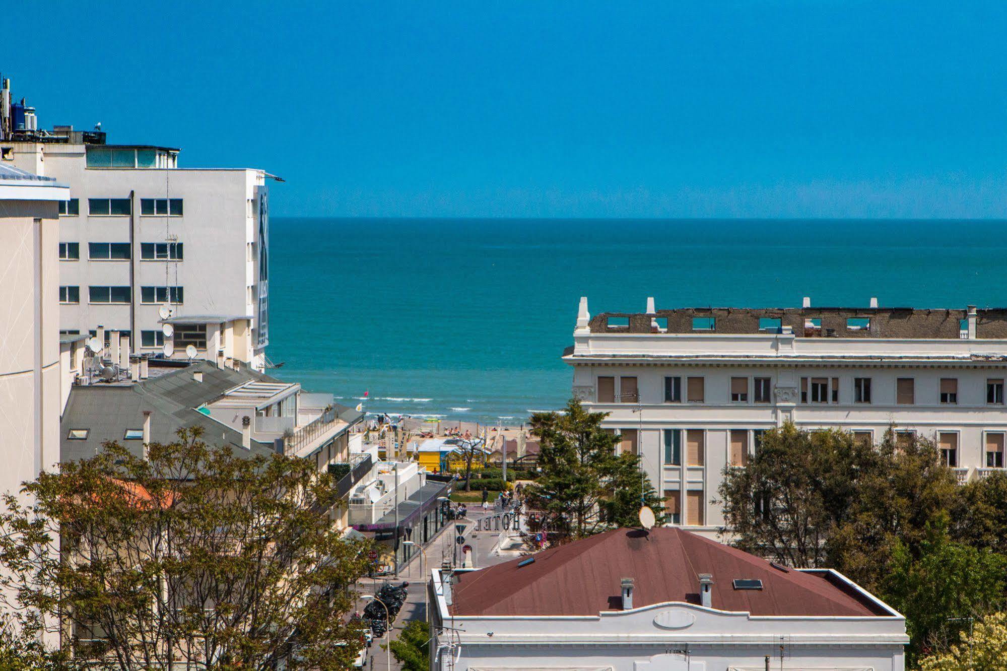 Hotel Zanarini In Centro A Riccione Exterior photo