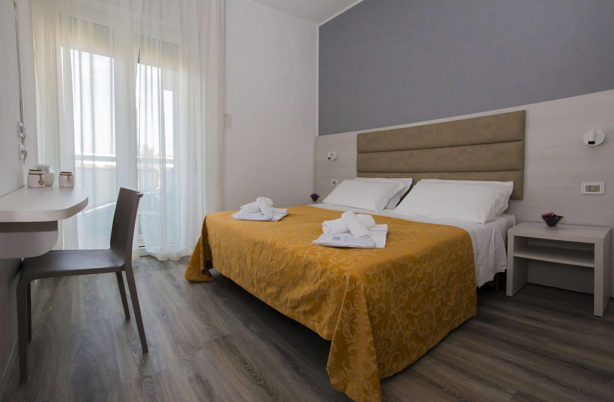 Hotel Zanarini In Centro A Riccione Exterior photo